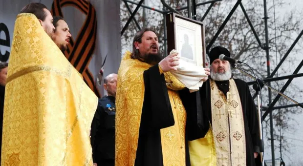 Чудотворный образ Божьей Матери, привезенный в Севастополь, обильно замироточил, находясь ещё в небе
