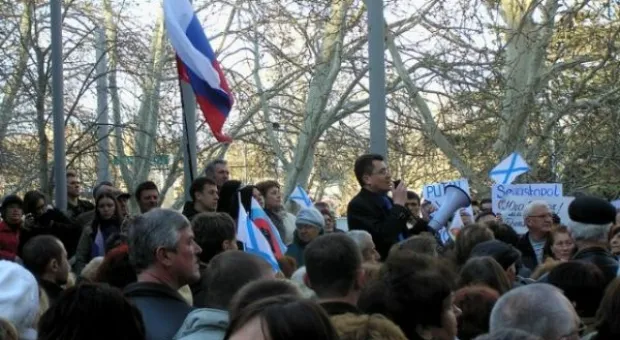 "Ни шагу назад!" Севастопольцы собрались на митинг-собрание, где говорили о главных тактических задачах в условиях информационной войны