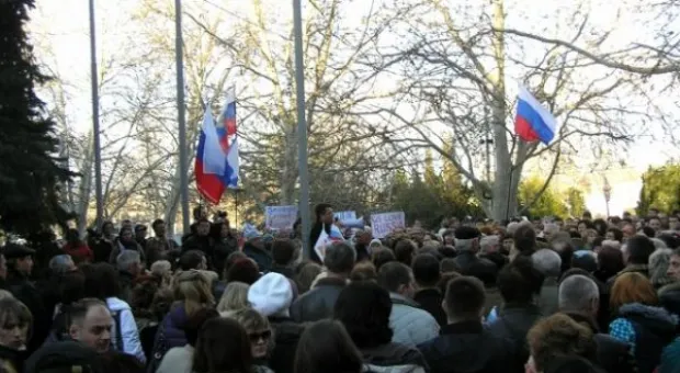 "Ни шагу назад!" Севастопольцы собрались на митинг-собрание, где говорили о главных тактических задачах в условиях информационной войны