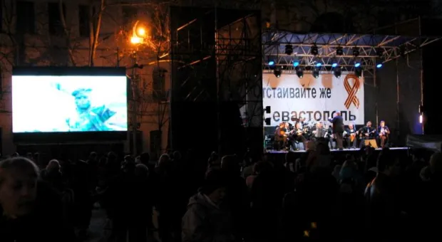 На площади П.С.Нахимова в Севастополе выступил ансамбль «Россия» и народный артист России Александр Михайлов