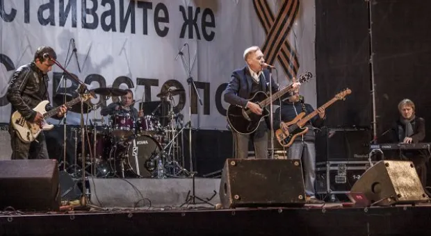 В Севастополе концертом на площади П.С. Нахимова стартовала акция «Солдатское сердце»