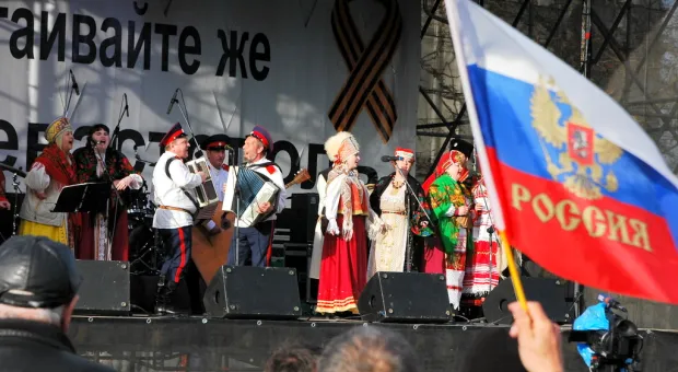 На площадь П.С. Нахимова в Севастополе собираются горожане