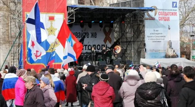 На площадь П.С. Нахимова в Севастополе собираются горожане