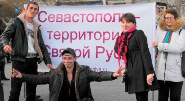 На площадь П.С. Нахимова в Севастополе собираются горожане