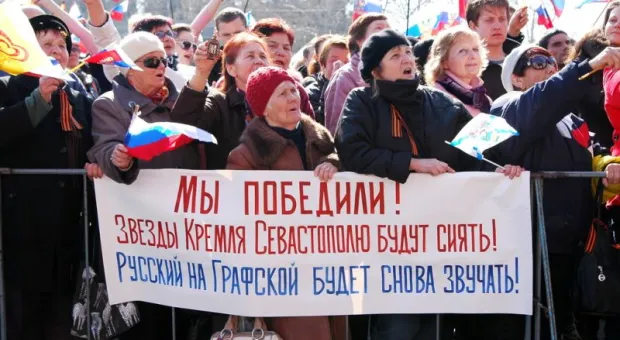 "Добрый день, граждане России — жители Крыма и Севастополя...". Тысячи севастопольцев на площади П.С. Нахимова слушали Обращение своего Президента