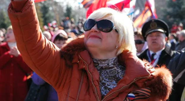 "Добрый день, граждане России — жители Крыма и Севастополя...". Тысячи севастопольцев на площади П.С. Нахимова слушали Обращение своего Президента