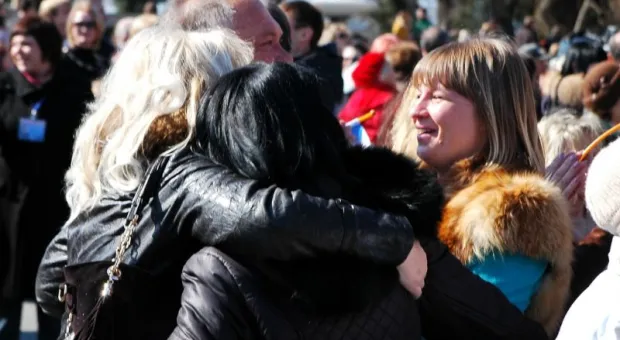 "Добрый день, граждане России — жители Крыма и Севастополя...". Тысячи севастопольцев на площади П.С. Нахимова слушали Обращение своего Президента
