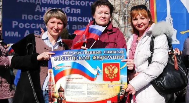 "Добрый день, граждане России — жители Крыма и Севастополя...". Тысячи севастопольцев на площади П.С. Нахимова слушали Обращение своего Президента