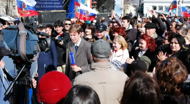 "Добрый день, граждане России — жители Крыма и Севастополя...". Тысячи севастопольцев на площади П.С. Нахимова слушали Обращение своего Президента