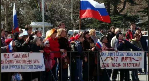 "Добрый день, граждане России — жители Крыма и Севастополя...". Тысячи севастопольцев на площади П.С. Нахимова слушали Обращение своего Президента