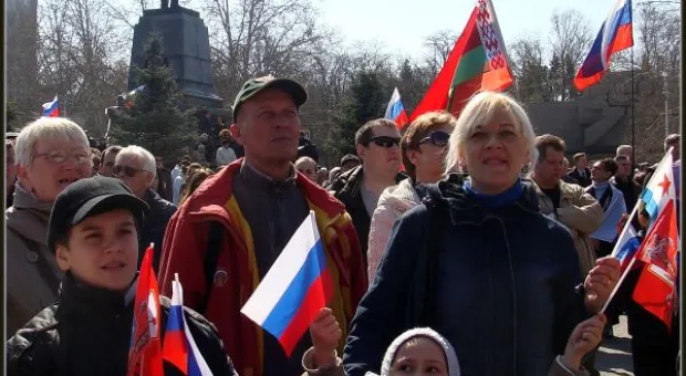 "Добрый день, граждане России — жители Крыма и Севастополя...". Тысячи севастопольцев на площади П.С. Нахимова слушали Обращение своего Президента