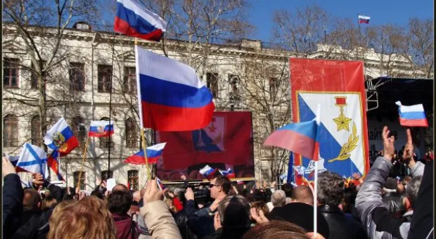 "Добрый день, граждане России — жители Крыма и Севастополя...". Тысячи севастопольцев на площади П.С. Нахимова слушали Обращение своего Президента