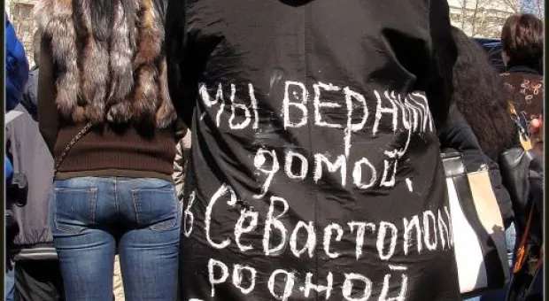 "Добрый день, граждане России — жители Крыма и Севастополя...". Тысячи севастопольцев на площади П.С. Нахимова слушали Обращение своего Президента