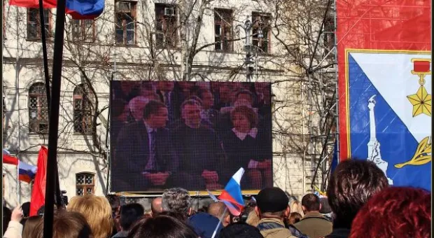 "Добрый день, граждане России — жители Крыма и Севастополя...". Тысячи севастопольцев на площади П.С. Нахимова слушали Обращение своего Президента