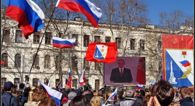 "Добрый день, граждане России — жители Крыма и Севастополя...". Тысячи севастопольцев на площади П.С. Нахимова слушали Обращение своего Президента