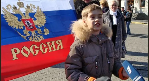 "Добрый день, граждане России — жители Крыма и Севастополя...". Тысячи севастопольцев на площади П.С. Нахимова слушали Обращение своего Президента