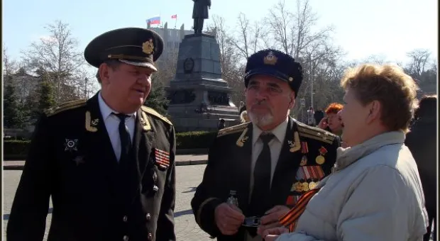 "Добрый день, граждане России — жители Крыма и Севастополя...". Тысячи севастопольцев на площади П.С. Нахимова слушали Обращение своего Президента