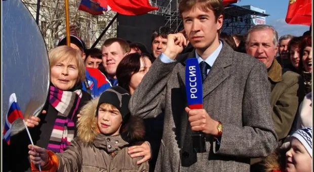 "Добрый день, граждане России — жители Крыма и Севастополя...". Тысячи севастопольцев на площади П.С. Нахимова слушали Обращение своего Президента