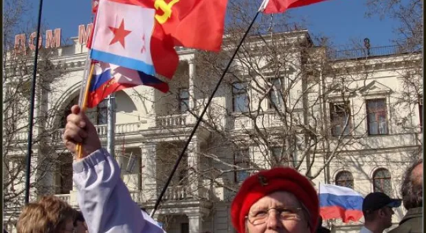 "Добрый день, граждане России — жители Крыма и Севастополя...". Тысячи севастопольцев на площади П.С. Нахимова слушали Обращение своего Президента