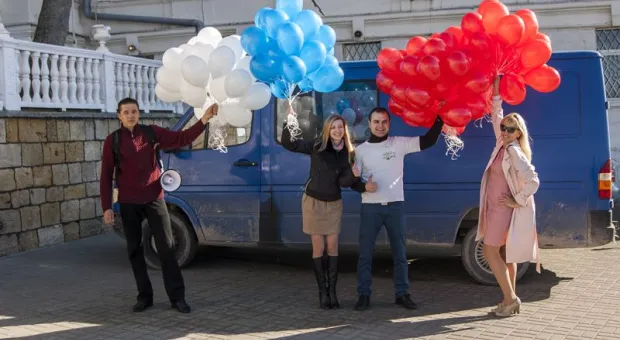 В небо над Севастополем поднялись 120 воздушных шариков в цветах российского флага
