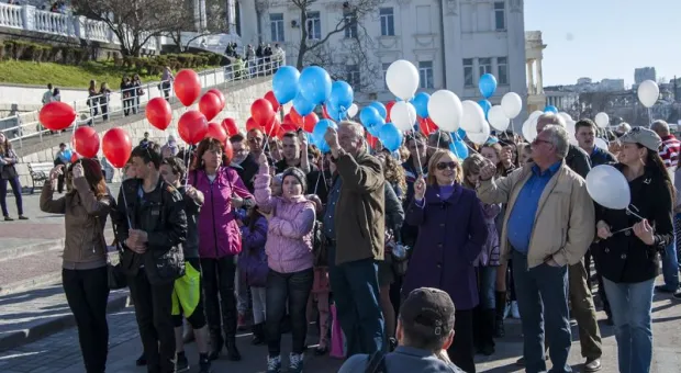 В небо над Севастополем поднялись 120 воздушных шариков в цветах российского флага