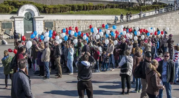 В небо над Севастополем поднялись 120 воздушных шариков в цветах российского флага