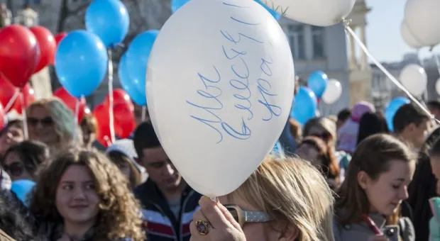 В небо над Севастополем поднялись 120 воздушных шариков в цветах российского флага