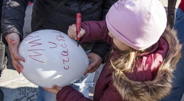 В небо над Севастополем поднялись 120 воздушных шариков в цветах российского флага
