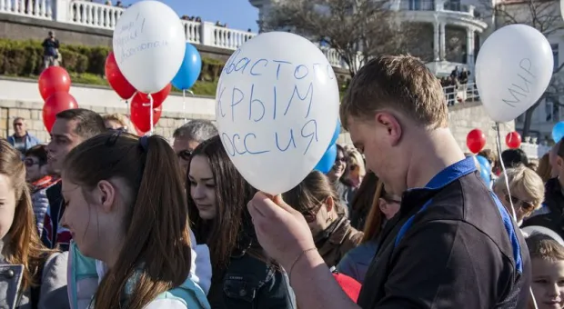 В небо над Севастополем поднялись 120 воздушных шариков в цветах российского флага
