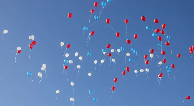 В небо над Севастополем поднялись 120 воздушных шариков в цветах российского флага