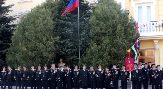 В ЧВВМУ имени Нахимова отметили 77-летие. Впервые – под российским стягом