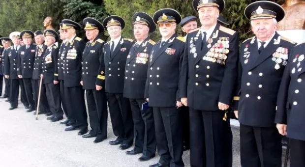 В ЧВВМУ имени Нахимова отметили 77-летие. Впервые – под российским стягом