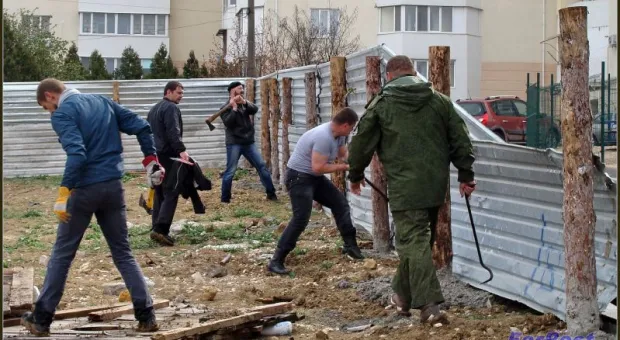 Жители Севастополя демонтировали очередной "застроечный" забор. Теперь на Хрусталёва
