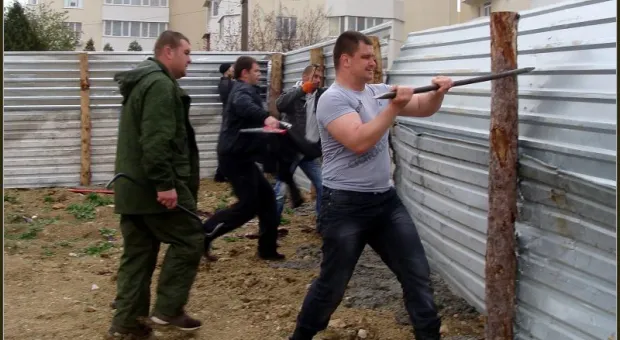 Жители Севастополя демонтировали очередной "застроечный" забор. Теперь на Хрусталёва