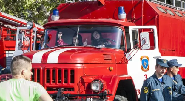 Севастопольские спасатели торжественно отметили свой первый в составе России праздник ― 365-летие пожарной охраны России
