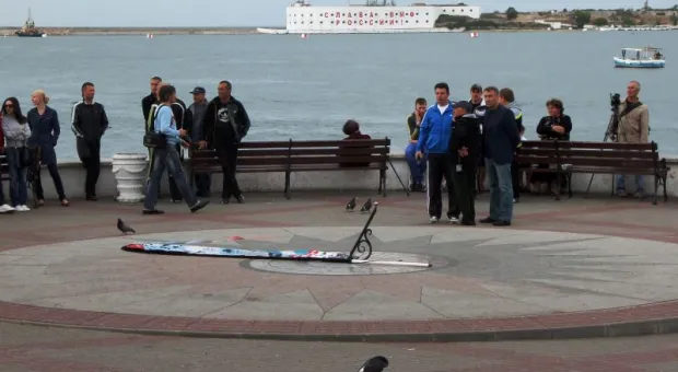 В Севастополе в предгрозовом небе и при шквалистом ветре прошли выступления авиатехники и парашютистов