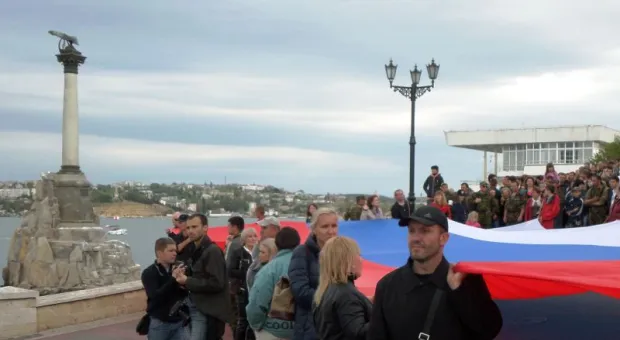 В Севастополе в предгрозовом небе и при шквалистом ветре прошли выступления авиатехники и парашютистов