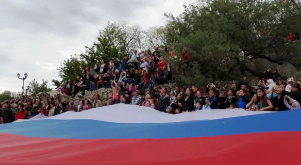 В Севастополе в предгрозовом небе и при шквалистом ветре прошли выступления авиатехники и парашютистов