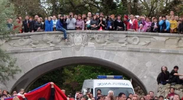 В Севастополе в предгрозовом небе и при шквалистом ветре прошли выступления авиатехники и парашютистов
