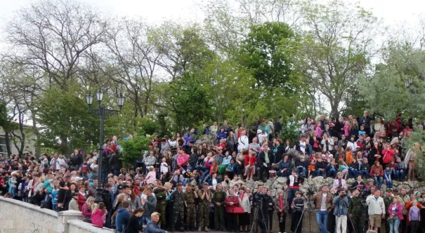 В Севастополе в предгрозовом небе и при шквалистом ветре прошли выступления авиатехники и парашютистов