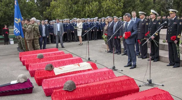 Последний воинский салют в честь павших героев. В Севастополе захоронили 98 воинов Великой Отечественной