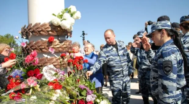 В Севастополе торжественно открыли памятник "Героям, погибшим в мирное время"
