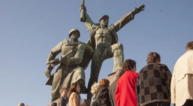 В Севастополе митинг на мысе Хрустальный собрал сотни школьников города