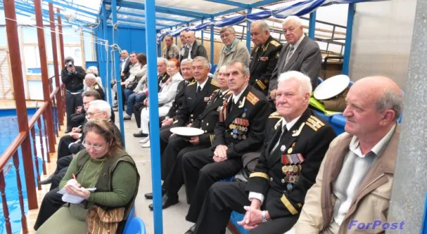 В Севастопольском дельфинарии прошло награждение медалью «70 лет освобождения Крыма и Севастополя от немецко-фашистских захватчиков»