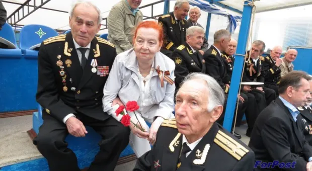 В Севастопольском дельфинарии прошло награждение медалью «70 лет освобождения Крыма и Севастополя от немецко-фашистских захватчиков»