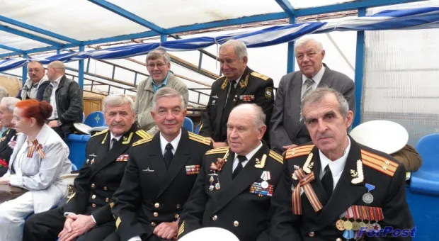 В Севастопольском дельфинарии прошло награждение медалью «70 лет освобождения Крыма и Севастополя от немецко-фашистских захватчиков»