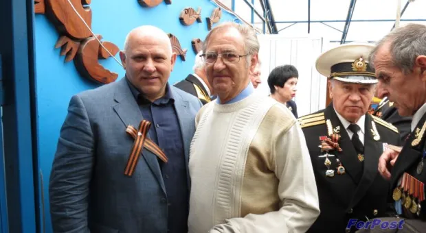 В Севастопольском дельфинарии прошло награждение медалью «70 лет освобождения Крыма и Севастополя от немецко-фашистских захватчиков»