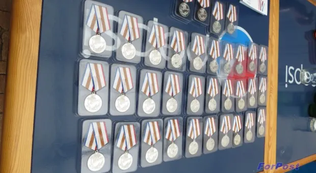 В Севастопольском дельфинарии прошло награждение медалью «70 лет освобождения Крыма и Севастополя от немецко-фашистских захватчиков»