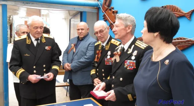 В Севастопольском дельфинарии прошло награждение медалью «70 лет освобождения Крыма и Севастополя от немецко-фашистских захватчиков»