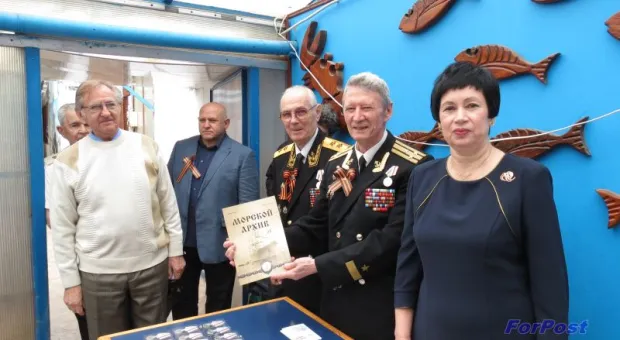 В Севастопольском дельфинарии прошло награждение медалью «70 лет освобождения Крыма и Севастополя от немецко-фашистских захватчиков»